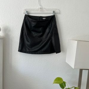 Black mini skirt 🖤🤎